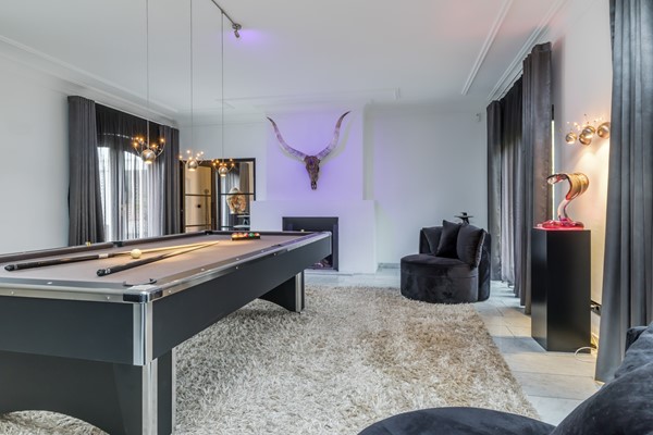 Foto - Te koop: Op een schitterende en rustige locatie in de geliefde villawijk "Moltbos" staat deze stijlvolle, vrijstaande villa met een uitzonderlijk royaal woonoppervlak.